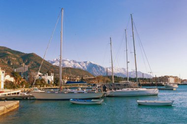 Yat ve tekne iskelede. Kotor Körfezi, Karadağ