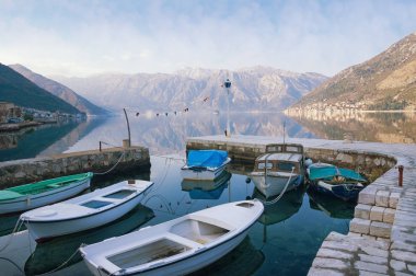 Küçük limanda balıkçı tekneleri. Kotor Körfezi, Karadağ
