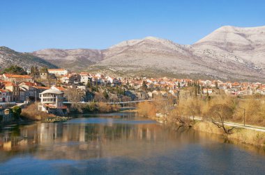 Görünüm Trebin kent ve Trebisnjica Nehri. Bosna Hersek