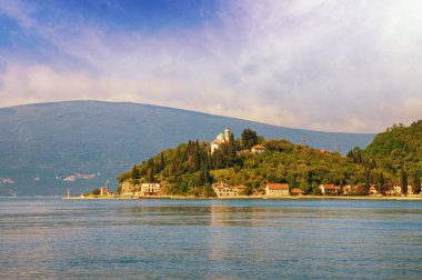 Kotor Körfezi manzarası Verige Boğazı yakınındaki. Karadağ