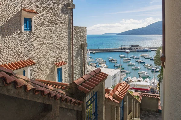 Binalar arasında dar geçit. Gerceg Novi, Karadağ