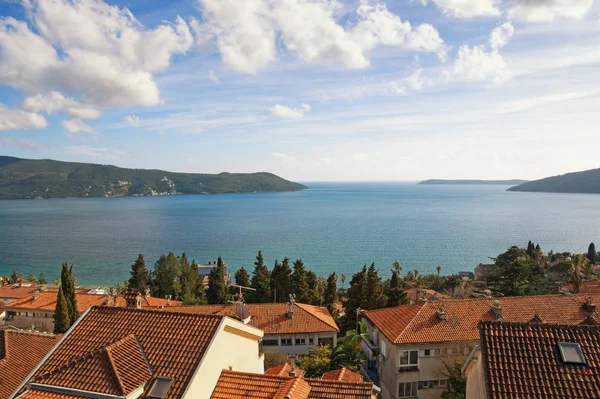 Kust stad Herceg Novi gelegen bij de ingang van de baai van Kotor. Montenegro — Stockfoto