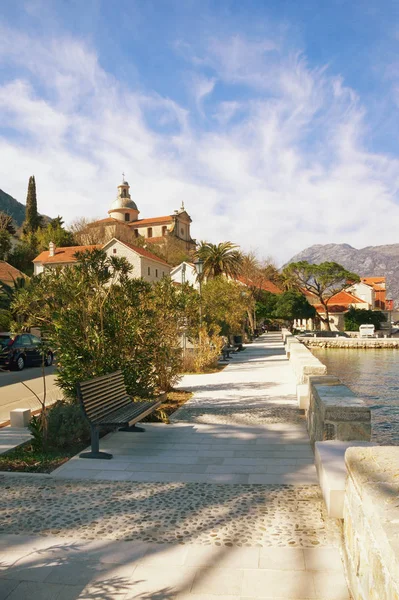 Embankment da cidade costeira de Prcanj. Baía de Kotor, Montenegro — Fotografia de Stock