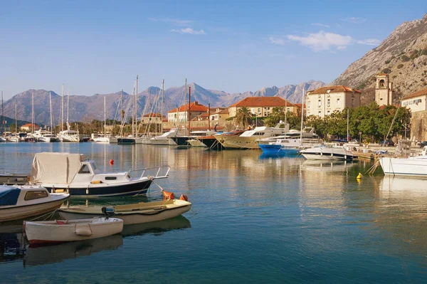 Nézd a Boka Kotorska-öbölben város Kotor közelében. Montenegró. — Stock Fotó