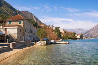 Kotor Körfezi ve sahil Prcanj şehir görünümünü. Karadağ