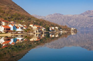 Körfezi Kotor yakınındaki sahil Prcanj kasabasında güneşli bahar gününde. Pzt