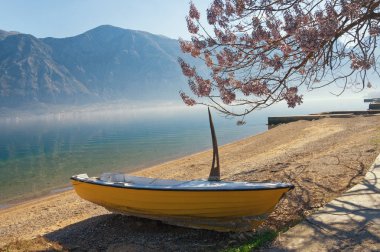 Bir bahar sabahı Kotor Körfezi kıyısında bir tekne. Karadağ