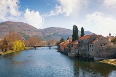 Trebisnjica Nehri yakınında Trebin eski şehir görünümünü. Bosna Hersek