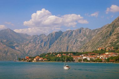 Yaz Kotor Körfezi manzarası. Karadağ 