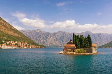 Perast sahil şehir dışı adacık Aziz George'un. Kotor Körfezi, Karadağ