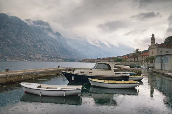 Vue sur la baie de Kotor et la ville balnéaire de Prcanj par temps de pluie. Monténégro — Photo