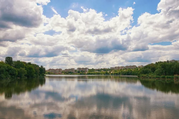 Nuages au-dessus du lac. Lac Ostashivskiy, ville d'Uman, Ukraine — Photo