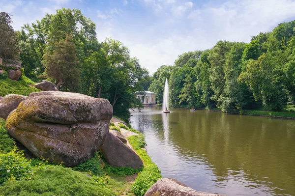 Veduta del Parco Nazionale dendrologico Sofiyivka (Lago con fontana — Foto Stock