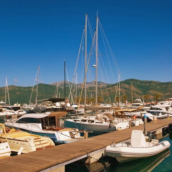 Vista del puerto en la ciudad de Tivat. Montenegro —  Fotos de Stock