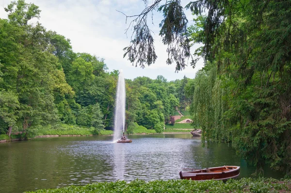 Vista do Parque Nacional dendrológico Sofiyivka. Uman cidade, Ucrânia — Fotografia de Stock