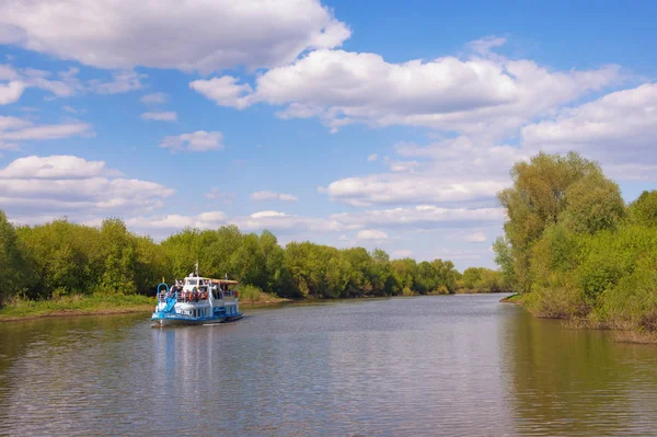 Rivière Trubezh avec un bateau de plaisance dans la région de Ryazan.Russie — Photo