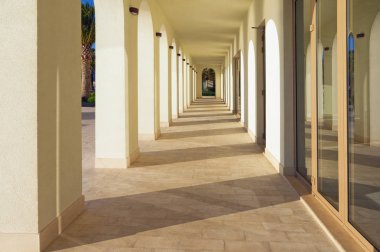 Batan güneşin binada kemerlerin görünümü