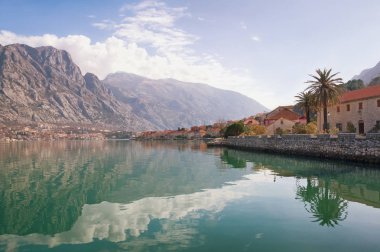 Kış görünümü Prcanj şehir ve sahil Kotor Koyu'ndaki. Karadağ