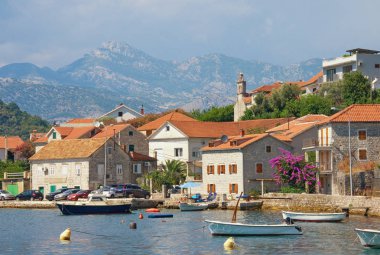 Bir yaz gününde Akdeniz Köyü. 