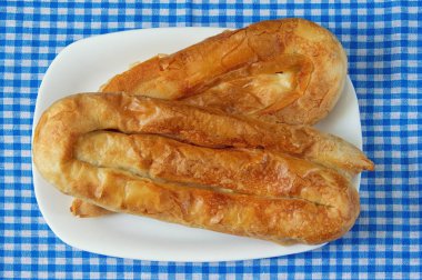 Bureks (Ulusal çanak, Balkanlar'da popüler) üzerinde beyaz plat