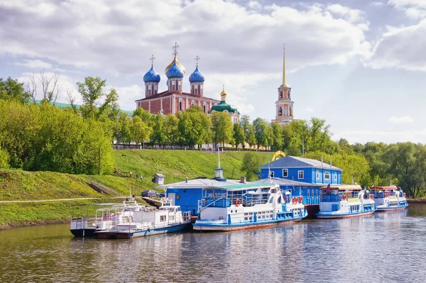 Vy över Ryazan Kreml från Trubezh river. Ryazan city, Ryssland — Stockfoto