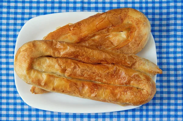 Bureks (prato nacional, popular nos Balcãs) na bandeja branca — Fotografia de Stock