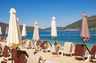 Güneşli yaz sabah sahilde. Kotor Körfezi, Karadağ