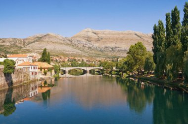 Trebisnjica Nehri yakınında Trebin eski şehir görünümünü. Bosna Hersek