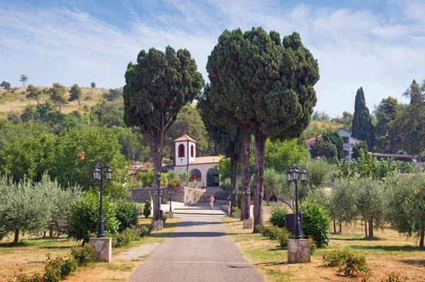 Tapınağa giden yol. Dajbabe Manastırı görünümünü. Karadağ