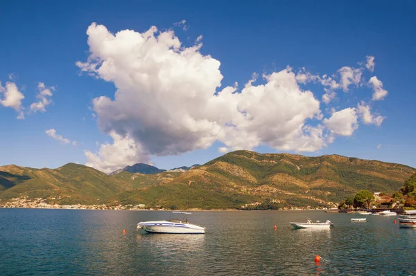 Pintoresca nube sobre la bahía de Kotor. Tivat, Montenegro — Foto de Stock