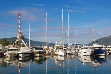 Yatlar port Porto Karadağ'palamarla. Kotor Körfezi, Tivat, Karadağ