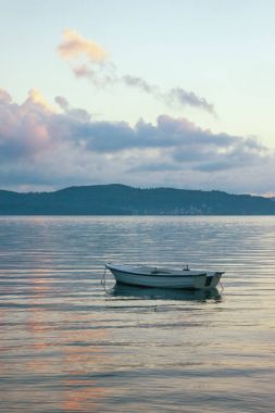 Sonbahar akşam suda yalnız teknede. Kotor Körfezi, Mo