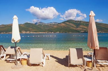 Sahilde yaz sabahı. Kotor Körfezi, Tivat, Karadağ