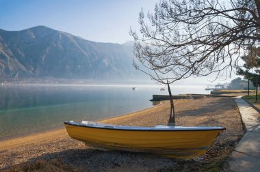 Bahar için bekliyor. Bir kış günü (Adriyatik Denizi) Kotor Körfezi kıyısında bir tekne. Karadağ