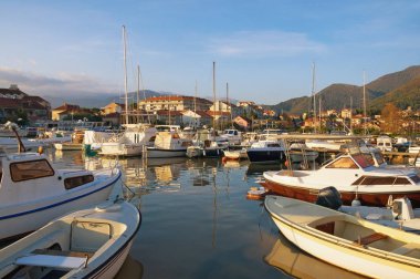 Balıkçı tekneleri Marina Kalimanj güneşli bir sonbahar Tivat şehirde. Karadağ
