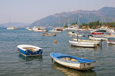 Balıkçı tekneleri su yakınındaki sahil köyü Seljanovo. Kotor Körfezi (Adriyatik Denizi), Tivat, Karadağ