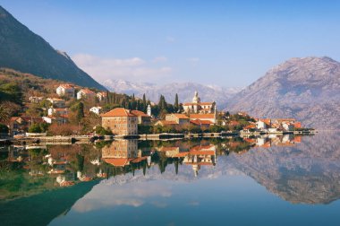 Sahil kasabasında Prcanj görünümünü bir güneşli kış gününde. Kotor Körfezi (Adriyatik Denizi), Karadağ