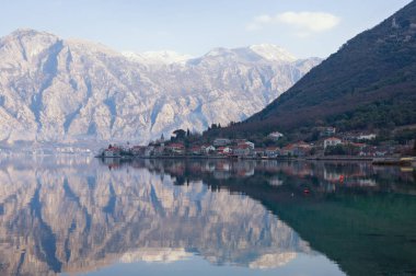 Akdeniz Köyü, Stoliv dağlar ve yansıma su ile. Kotor Körfezi Adriyatik Denizi, Karadağ  