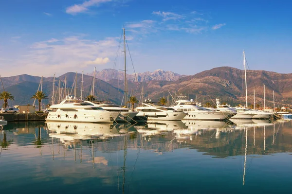 Porto Montenegro - puerto deportivo en el Adriático. Bahía de Kotor, Tivat, Montenegro — Foto de Stock