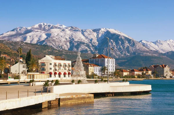 Tivat város töltése Lovcen hegyével a háttérben egy napos januári napon. Kotori-öböl, Montenegró — Stock Fotó
