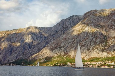Teknelerden Kotor Körfezi kıyı yelken. Karadağ, sonbahar