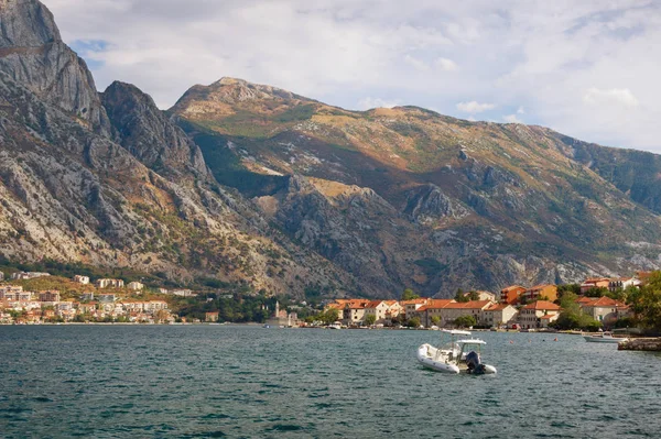 Pemandangan musim gugur Gunung Lovcen dari kota Prcanj. Teluk Kotor (Laut Adriatik), Montenegro — Stok Foto