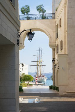 Tivat şehir setin için Porto Karadağ köyden çıkın. Karadağ