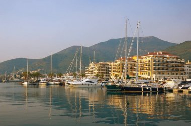 Porto Karadağ - tam hizmet yat limanına Adriyatik'e görünümünü. Kotor Koyu'nun şehir Tivat, Karadağ