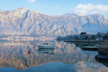 Mavi kış sabahında bir sahil köyü. Karadağ, Kotor Bay Adriyatik Denizi Stoliv 