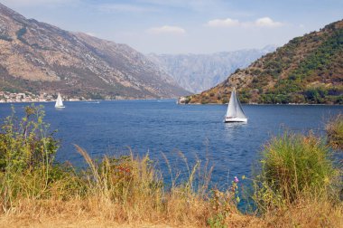 Sonbahar görünümü, Kotor Bay in yakınından Adriyatik Denizi (Verige Boğazı). M