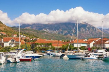 Tivat Akdeniz şehir görünümünü. Karadağ