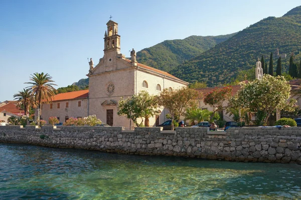 Blick auf das Meer prcanj Stadt und st. nicholas Kirche. Montenegro — Stockfoto