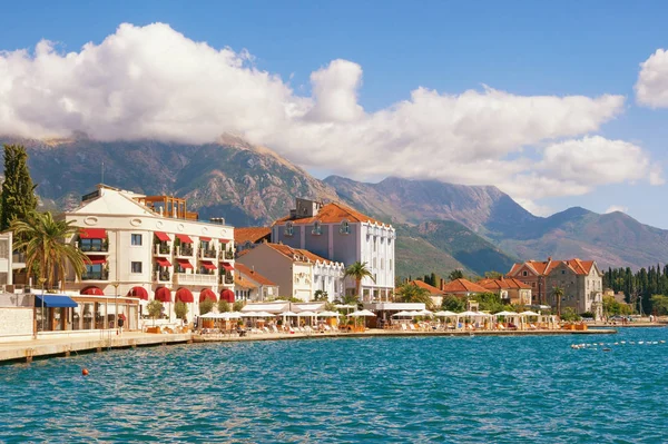 Partra, a hegyek a háttérben egy napsütéses őszi napon a város Tivat. A Kotori-öböl (Adria), Montenegro — Stock Fotó