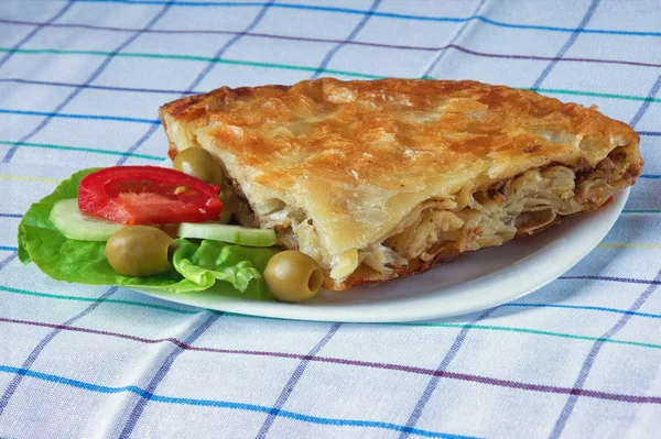 Burek com carne - prato nacional, popular nos Balcãs — Fotografia de Stock